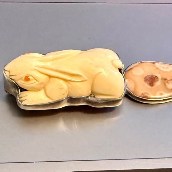 Amy Kahn Russell gorgeous carved rabbit and pink easter agate pendant pin HUGE - Picture 3 of 16